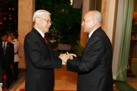 Quốc vương Campuchia Norodom Sihamoni đón Tổng Bí thư Nguyễn Phú Trọng. (Ảnh: Trí Dũng/TTXVN)