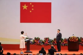 Chủ tịch Trung Quốc Tập Cận Bình (phải) và tân Trưởng Đặc khu hành chính Hong Kong Lâm Trịnh Nguyệt Nga (trái). (Nguồn: EPA/TTXVN)