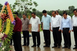 Phó Thủ tướng Thường trực Chính phủ Trương Hòa Bình cùng Đoàn công tác đã đến dâng hương, dâng hoa tại Tượng đài Mẹ Việt Nam Anh hùng (thuộc xã Tam Phú, TP Tam Kỳ, Quảng Nam). (Ảnh: Nguyễn Sơn/TTXVN)