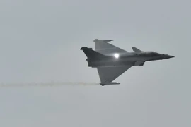 Máy bay chiến đấu Rafale của Pháp trong một buổi trình diễn bay ở căn cứ Không quân Subang, Malaysia ngày 28/3. (Nguồn: AFP/TTXVN)
