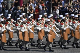 Binh sỹ Pháp diễu binh trên đại lộ Champs-Elysees ngày 14/7. (Nguồn: AFP/TTXVN)