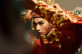 “Song Lang” gây ấn tượng bởi những khung hình đẹp, góp phần tái hiện thời kỳ vàng son của bộ môn nghệ thuật cải lương. (Ảnh: ĐLP)