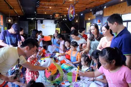 Khách tham quan có thể vẽ cùng các họa sỹ trong không gian triển lãm. (Ảnh minh họa: PV/Vietnam+)