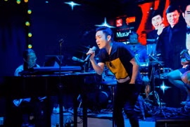 Ca sỹ Quang Hà tập luyện cho liveshow "Không thể thay thế" diễn ra vào cuối tháng Chín tại Hà Nội. (Ảnh: Nghệ sỹ cung cấp)