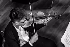 Nghệ sỹ violin Lâm Hoài Bão sẽ cùng những nghệ sỹ trẻ khoác "áo mới" cho những tình khúc quen thuộc. (Ảnh: BTC)