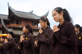 Phật tử thành kính trong lễ cầu quốc thái, dân an tại chùa Tam Chúc. Năm nay, Trung tâm Văn hoá Phật giáo chùa Tam Chúc là địa điểm tổ chức Đại lễ Vesak 2019. (Ảnh minh họa: TTXVN)