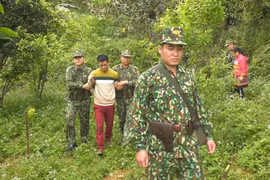 Lực lượng biên phòng Lào Cai bắt giữ đối tượng buôn bán người trái phép. (Ảnh minh họa
