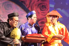 Nghệ sỹ ưu tú Giang Châu (ngoài cùng bên trái) trong vai Trùm Sò ở vở "Ngao, Sò, Ốc, Hến." 