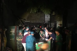 Người dân được thông báo ra khỏi nhà và di chuyển đồ đạc để đảm bảo an toàn.(Ảnh: Sơn Bách/Vietnam+)