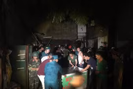 Người dân được thông báo ra khỏi nhà và di chuyển đồ đạc để đảm bảo an toàn.(Ảnh: Sơn Bách/Vietnam+)