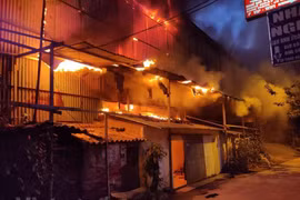 Hiện trường vụ cháy Công ty Bóng đèn phích nước Rạng Đông (Thanh Xuân, Hà Nội). (Ảnh: Sơn Bách/Vietnam+)
