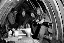 Những bức ảnh mang tính sử liệu của phóng viên TTXVN từ tuyến lửa