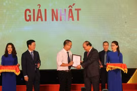 Đại diện Báo điện tử VietnamPlus nhận giải Nhất Giải thưởng toàn quốc về Thông tin đối ngoại 2018. (Ảnh: Minh Sơn/Vietnam+)