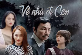 Nghệ sỹ ưu tú Trung Anh (thứ ba từ trái sang) - bố Sơn của "Về nhà đi con" được phong tặng danh hiệu nghệ sỹ nhân dân. (Ảnh: VFC)