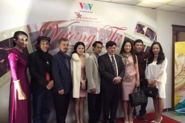 Ông Nguyễn Thế Kỷ - Tổng Giám đốc VOV chụp ảnh cùng êkíp sản xuất phim. (Ảnh: PV/Vietnam+)