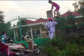 Báo Gia đình Việt Nam phản ánh việc hàng từ thiện tại Trung tâm nuôi dưỡng người già và trẻ tàn tật Hà Nội bị tuồn ra ngoài. (Ảnh: Báo Gia dình Việt Nam)