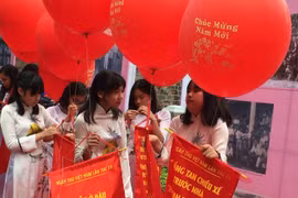 Thả thơ là một trong những nghi thức tiêu biểu của Ngày thơ Việt Nam. (Ảnh minh họa: P.Mai/Vietnam+)