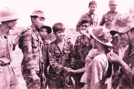 Sau những khúc quanh, ngã rẽ trên đường đời, điểm gặp nhau giữa những người đã đi qua cuộc chiến vẫn là khát vọng hòa bình, hạnh phúc.