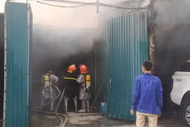 Hiện cảnh sát đang nỗ lực phá lớp tôn bên ngoài hông của dãy xưởng để tiếp cận sâu hơn vào khu vực bên trong. (Ảnh: Sơn Bách/ Vietnam+)