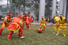 Trò chơi dân gian cầu móc của người dân Bắc Giang. (Ảnh: PV/Vietnam+)