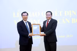 Chủ tịch Ủy ban Trung ương Mặt trận Tổ quốc Việt Nam Trần Thanh Mẫn trao quyết định bổ nhiệm chức vụ Trưởng Ban Tuyên giáo Ủy ban Trung ương Mặt trận Tổ quốc Việt Nam cho ông Vũ Văn Tiến. (Ảnh: CTV)