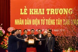 Các đại biểu ấn nút khai trương báo Nhân Dân điện tử tiếng Tây Ban Nha. (Ảnh: PV/Vietnam+)