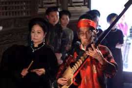 "Đệ nhất danh cầm" Nguyễn Phú Đẹ (phải) đã có nhiều đóng góp quan trọng trong việc phục hưng ca trù. (Ảnh: TTXVN)