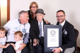 Cụ Israel Kristal nhận chứng nhận từ đại diện