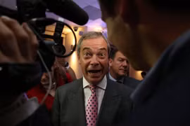 Ông Farage vui vẻ khi tuyên bố chiến thắng trong cuộc bỏ phiếu về Brexit (Nguồn: Mirror)