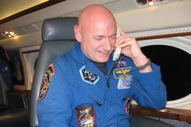 Scott Kelly trò chuyện qua điện thoại với Tổng thống Mỹ Barack Obama sau khi trở lại Trái Đất (Nguồn: CNN)