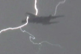 Cơn bão đã gây sét đánh trúng 3 chiếc máy bay ở London (Nguồn: ABC)