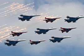 Các đội thuật lái nhào lộn nổi tiếng thế giới “Tráng sĩ Nga” và “Cánh én” với thành phần gồm năm máy bay SU-27 và bốn máy bay MiG-29 (Nguồn: EPA)