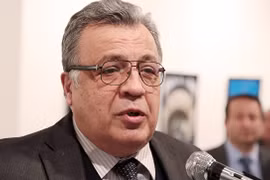 Ông Karlov ngay trước khi bị sát hại. (Nguồn: RIA Novosti)