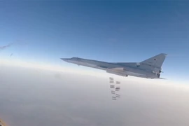 Máy bay ném bom Tu-22 của Nga dội bom vào nhà máy sản xuất vũ khí hóa học của IS (Nguồn: RT)