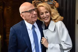 Trùm truyền thông Murdoch và vợ mới cưới Hall đang ra khỏi dinh thự Spencer House (Nguồn: Vanity Fair) 