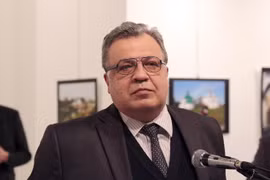 Trong một bức ảnh của Burhan Ozbilici, tay súng đứng ngay sau Đại sứ Nga Andrei Karlov. (Nguồn: AP) 