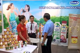 Đại diện Vinamilk giới thiệu đến người tiêu dùng Phillippines những sản phẩm sữa đặc và sữa chua uống được phát triển mẫu mã, hương vị theo khẩu vị địa phương.