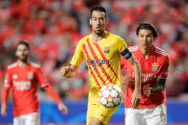 Barcelona (áo vàng) sẽ giành quyền đi tiếp nếu đánh bại Benfica. (Nguồn: Getty Images)