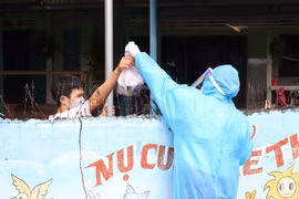 Dịch COVID-19: Hà Nội cấp thuốc và hướng dẫn điều trị cho F0 tại nhà