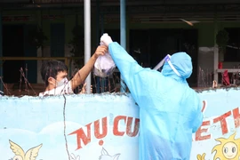 Dịch COVID-19: Hà Nội cấp thuốc và hướng dẫn điều trị cho F0 tại nhà