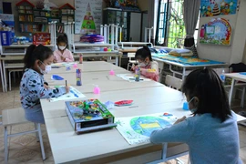 Giờ học vẽ của các em học sinh lớp 2B Trường Tiểu học Trần Quốc Toản. (Ảnh: Công Luật/TTXVN)