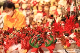 Hà Nội: Phố Hàng Mã vắng người mua sắm đồ Giáng sinh 2021