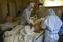 Nhân viên y tế chăm sóc bệnh nhân COVID-19 tại bệnh viện ở Sofia, Bulgaria. (Ảnh: AFP/TTXVN)