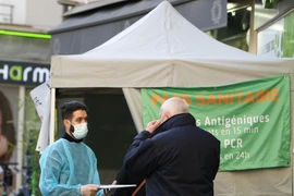 Pháp thắt chặt điều kiện đi lại với những du khách chưa tiêm chủng