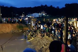 Hòa Bình: Nỗ lực tìm kiếm một học sinh rơi xuống ngầm suối mất tích