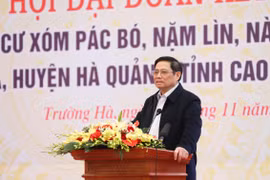 Thủ tướng Phạm Minh Chính phát biểu tại Ngày hội Đại đoàn kết liên khu dân cư xóm Pác Bó, Nặm Lìn, Nà Lẹng (Hà Quảng, Cao Bằng). (Ảnh: Dương Giang/TTXVN)