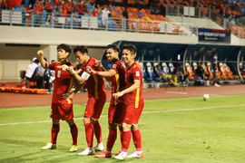 Các cầu thủ Đội tuyển Việt Nam vui mừng với bàn thắng ghi vào lưới Đội tuyển Malaysia. (Ảnh: Thế Vũ/TTXVN)