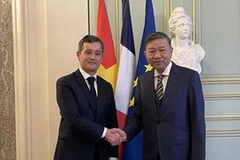 Ông Gérald Darmanin, Bộ trưởng Bộ Nội vụ Pháp đón tiếp Đại tướng Tô Lâm, Ủy viên Bộ Chính trị, Bộ trưởng Bộ Công an Việt Nam, ngày 4/11 tại trụ sở Bộ Nội vụ Pháp. (Ảnh: Nguyễn Thu Hà/TTXVN
