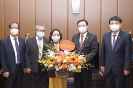 Chủ tịch Quốc hội Vương Đình Huệ thăm Nhà giáo Phạm Thị Trân Châu