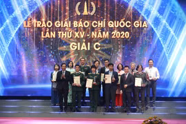 Ban tổ chức trao giải C cho các tác giả, nhóm tác giả đoạt giải. (Ảnh: Minh Quyết/TTXVN)